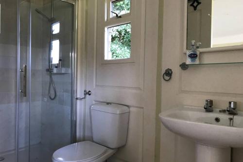 ห้องน้ำของ Stags View,Unique eco cabin, Dartmoor views