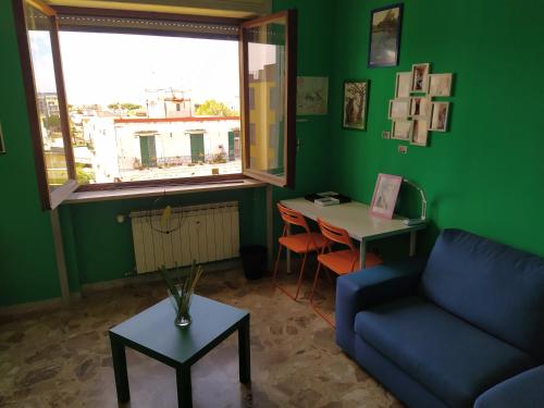 Seating area sa Vesuvio Corner - Spacious and Colorful Apartment in San Giorgio, very close to Napoli, Ideal for Families and Groups, close to Pompeii, Sorrento...