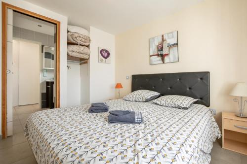 a bedroom with a bed with two towels on it at Villa Lavande in Yves