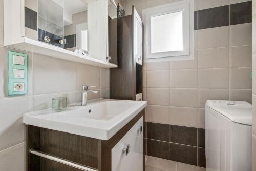 un baño con lavabo e inodoro en Villa Lavande, en Yves