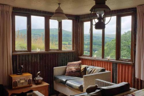 Χώρος καθιστικού στο FoxesDen, Unique Eco Cabin, Dartmoor views