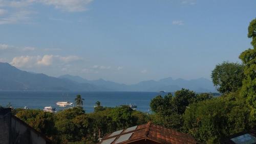 una vista de una masa de agua con barcos en ella en Mi Casa Su Casa Lofts, en Abraão