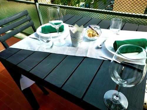 阿爾瑪迪塔賈的住宿－Casa Cornice，一张带白色桌布和酒杯的黑桌