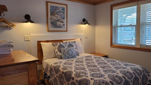 Tempat tidur dalam kamar di Driftin Sands Motel