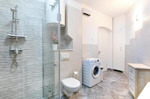 A bathroom at Apartment Rosenberger, Opatija center with parking