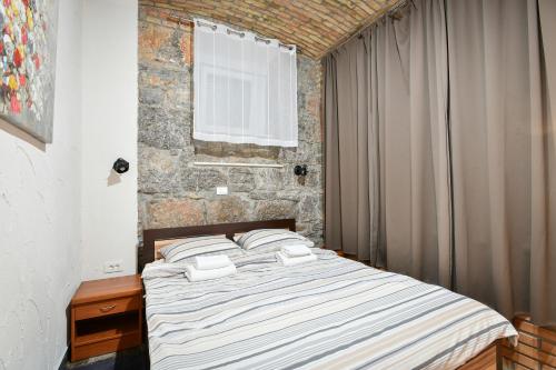 una camera con un letto con due cuscini sopra di Apartment Rosenberger, Opatija center with parking a Opatija