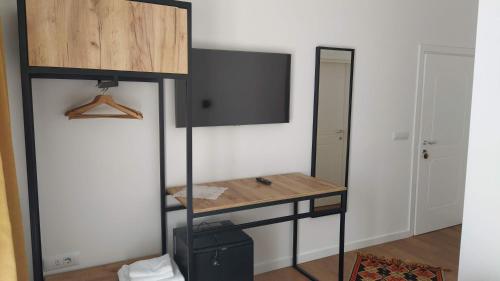 a dressing room with a mirror and a table at Vila 43 Lin in Lin