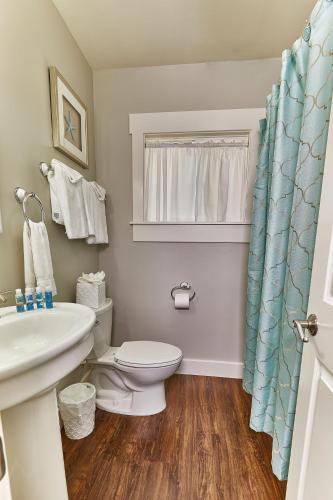 a bathroom with a toilet and a sink at Pleasant Inn in Morro Bay