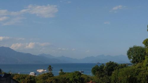 vista sull'oceano con barche in acqua di Mi casa Su casa Lofts - LOFT 5 ad Angra dos Reis
