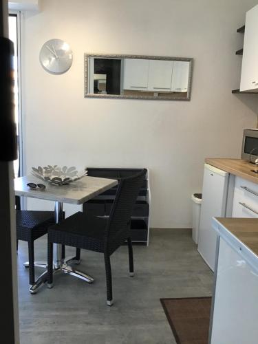 Studio climatisé classe 2 dans marina proche mer et etang - lit wifi fibre et parking privé