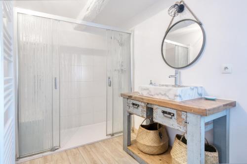a bathroom with a sink and a mirror at Maison Salicorne in La Flotte