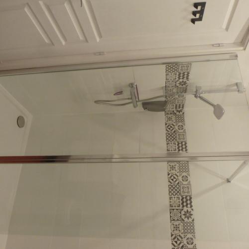 une porte en verre dans une pièce avec plafond dans l'établissement Villa Zola, à Aix-en-Provence