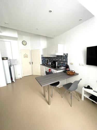 une cuisine avec une table et des chaises dans une pièce dans l'établissement Studio 11 Panier Vieux Port Roof Top, à Marseille