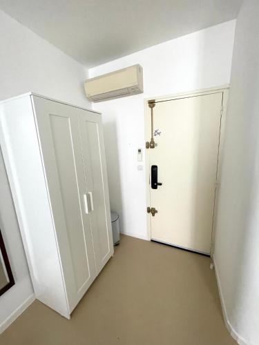 une pièce vide avec une porte et un couloir dans l'établissement Studio 11 Panier Vieux Port Roof Top, à Marseille