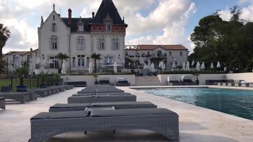 un bâtiment avec une piscine devant une maison dans l'établissement 
