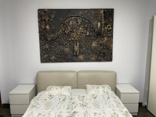 1 dormitorio con 1 cama con una foto en la pared en THE ARTIST - Copou, en Iaşi