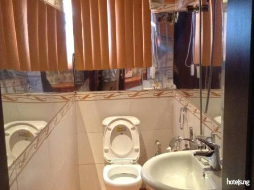 Ванная комната в Room in Lodge - Sunview Hotel--akure