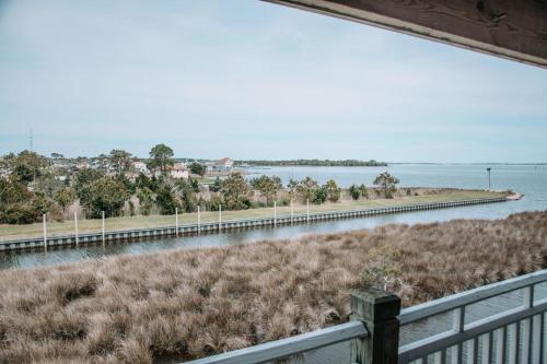 Gallery image of The Burrus House Inn Waterfront Suites in Manteo