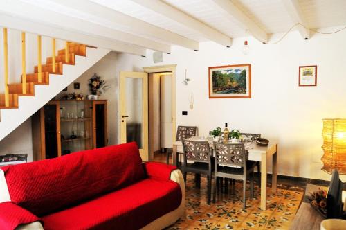 カザラーノにあるMorganaのリビングルーム(赤いソファ、テーブル付)