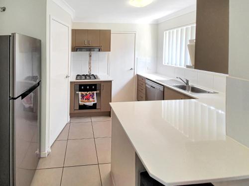 Kuchyň nebo kuchyňský kout v ubytování Lillypilly Apartments