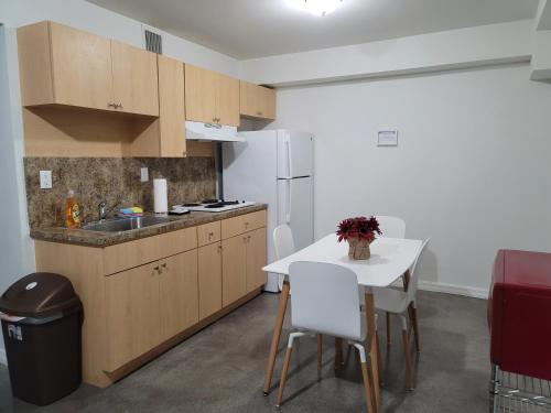 A kitchen or kitchenette at Triangle Suite