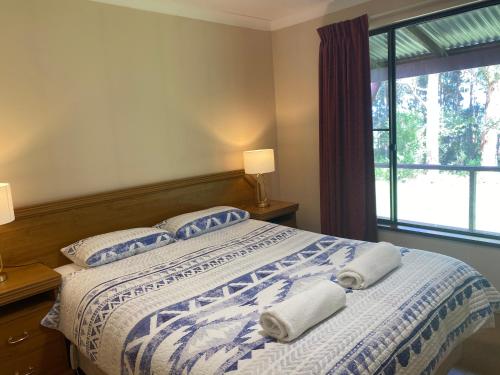 Un pat sau paturi într-o cameră la Tinglewood Cabins