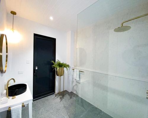 Gambar di galeri bagi Dacha on Maggie No#1 OPULENT AND LUXURIOUS di Nelly Bay