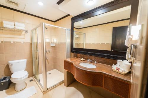 Ett badrum på MO2 Westown Hotel Iloilo