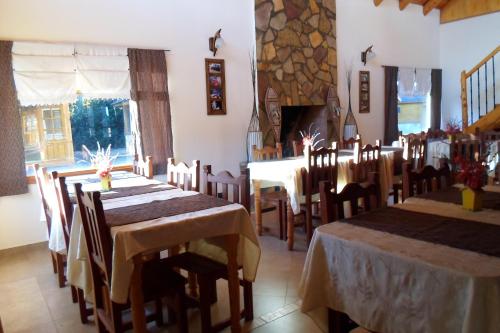 Un restaurant u otro lugar para comer en Complejo hotelero Illihue - Cabañas & Hostería