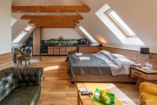 1 dormitorio con 1 cama y 1 sofá en Eger Castle Hill Premium Apartments, en Eger