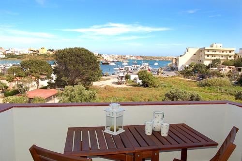 einen Tisch auf einem Balkon mit Hafenblick in der Unterkunft Case Vacanze Farchikalà in Lampedusa
