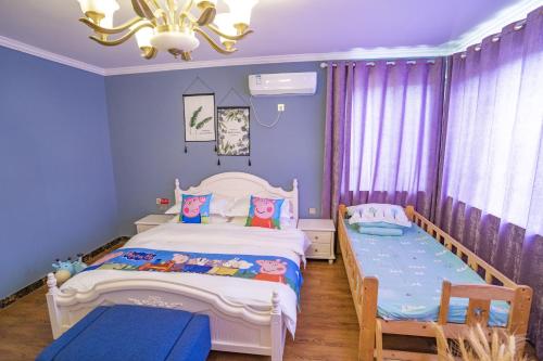 a childs bedroom with two beds and a chandelier at A Ben Min Su in Thousand Island Lake