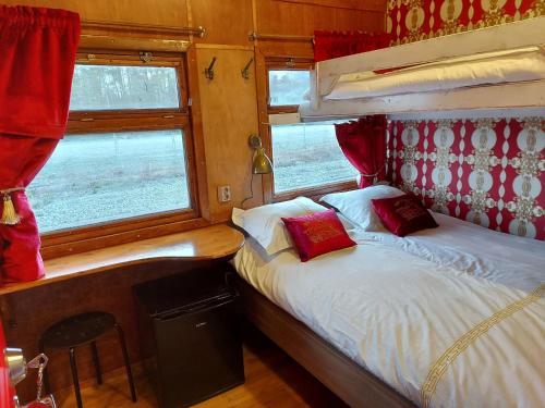 1 dormitorio con 2 camas y ventana en Junamajoitus Tuuri Train Station en Tuuri