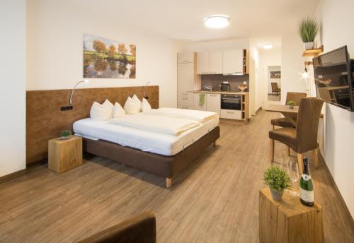 Postel nebo postele na pokoji v ubytování Hotel Am Kurpark Späth