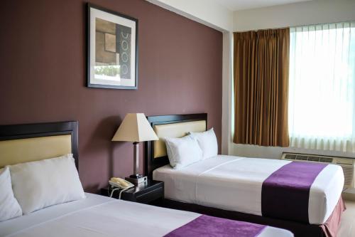 Habitación de hotel con 2 camas y ventana en Hotel Las Vegas, en Poza Rica de Hidalgo