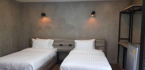 two beds sitting next to each other in a room at Rabbit Hotel Phimai in Pi Mai