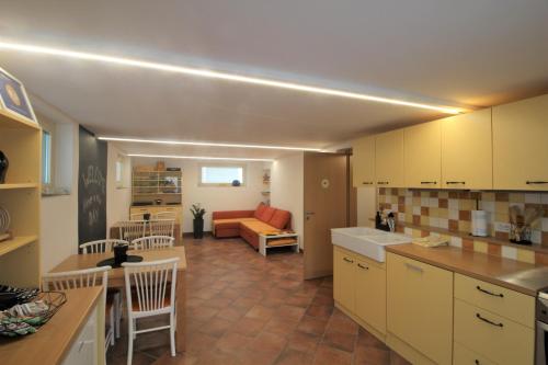 Kuchyň nebo kuchyňský kout v ubytování Apartment and Rooms HISA SONCA