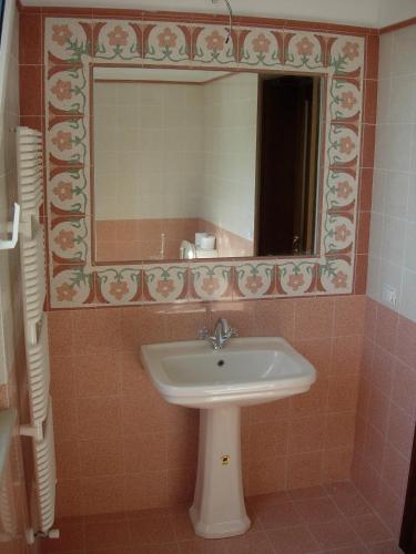 a bathroom with a sink and a mirror at Villa San Giacomo in Scerni