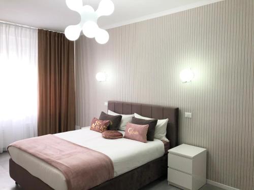 Un dormitorio con una cama grande con almohadas. en B&B Da Jana, en Pordenone