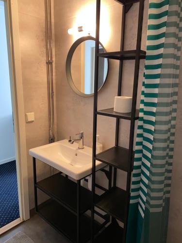 ein Bad mit einem Waschbecken und einem Spiegel in der Unterkunft Noah longstay Arboga in Arboga