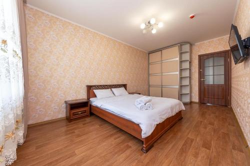 ein Schlafzimmer mit einem großen Bett mit weißer Bettwäsche in der Unterkunft Елизаветы Чавдар 34 in Kiew