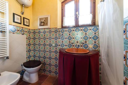 Ένα μπάνιο στο Charming Villa in Pisa with terrace and shared pool.