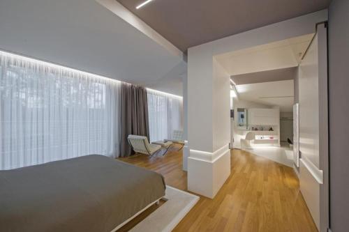 una camera con letto e un soggiorno di Suite Testani a Frosinone
