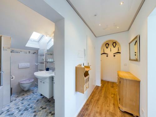 łazienka z umywalką i toaletą w obiekcie Chalet Alpenglühen w Garmisch Partenkirchen
