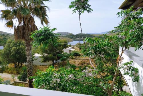 una vista dal balcone di una casa con alberi di Arki Island-Katsavidis a Arkoi