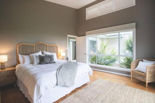 Säng eller sängar i ett rum på Milton Woodstock Homestead Luxury retreat with NEW 11M POOL just minutes from the beach