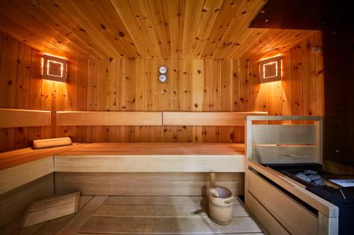 drewniana sauna z ławką w obiekcie Fuchs und Gretl w Saalbach Hinterglemm