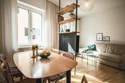 een woonkamer met een tafel en een bank bij The Gallery in Bad Ischl