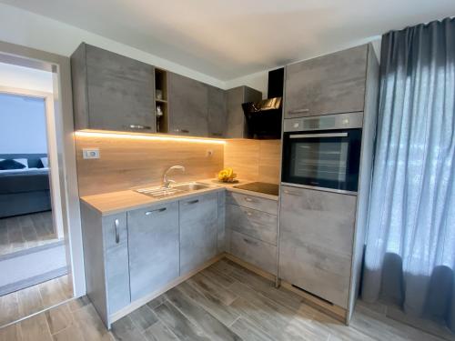 Kuchyň nebo kuchyňský kout v ubytování Apartment Lida