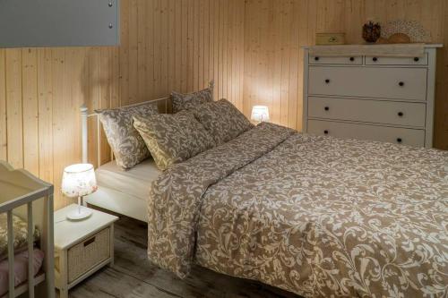 een slaapkamer met een groot bed en een dressoir bij PROVENSÁLSKY RODINNÝ APARTMÁN MANDOLINA in Bojnice